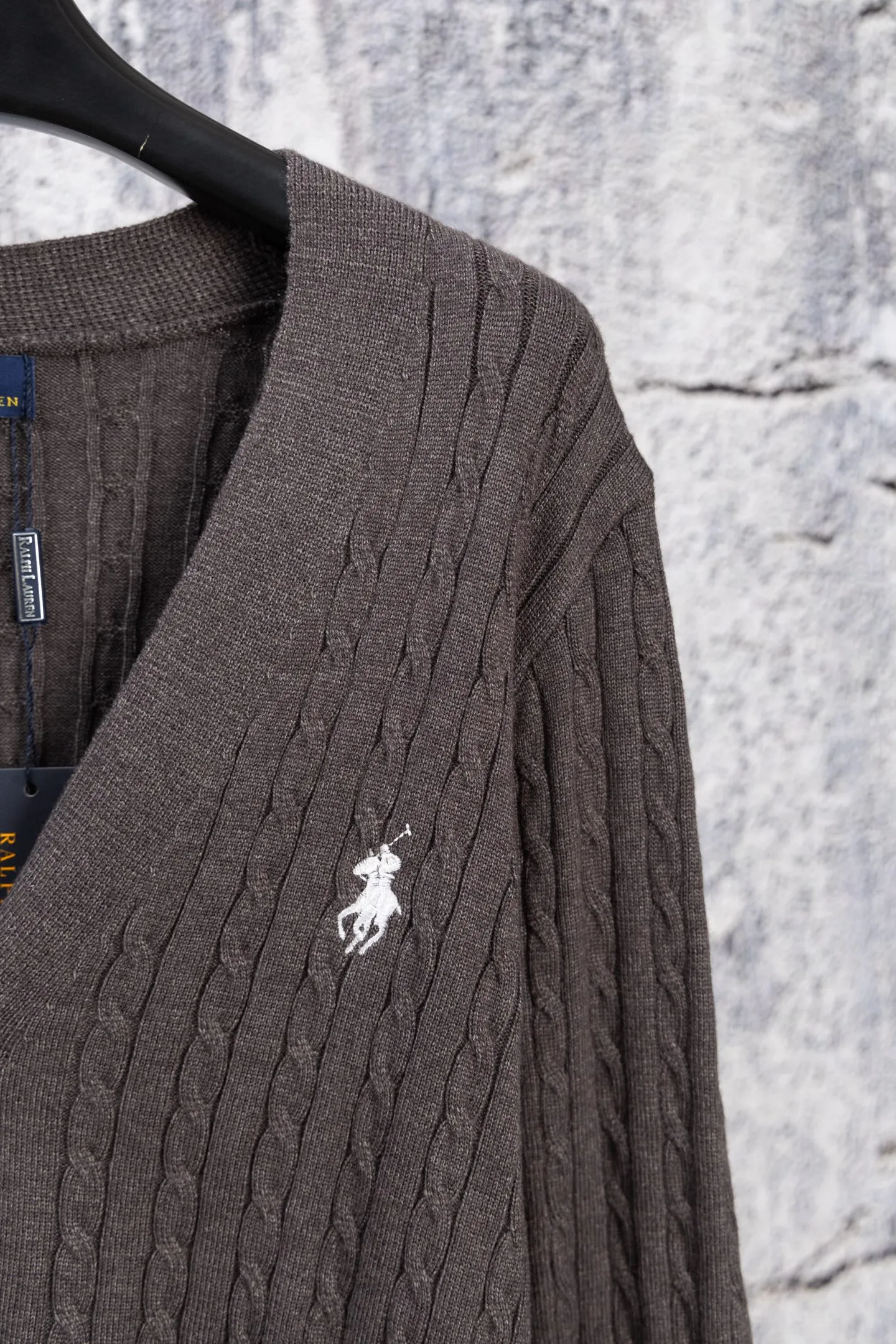 P190 Ralph Lauren Classic V-neck Solid Color Pony Embroidered Logo Knitted Cardigan Long Sleeve Ralph Lauren Classic Basic Versatile Twist Knitted Cardigan Long Sleeve Main supply platform live broadcast Wholesale entity Replenish when out of stock Not removed from the shelves Quality 1:1 patterning Complete three standards Correct version of pony logo Imported quality cotton yarn Focus on high-end Cost-effective Good quality Needless to say Zhao Lusi's same style is really amazing, so sweet I'm so beautiful. This cardigan is really good-looking. It's simple and easy to wear. It's a must-have for goddess ootd. Good-looking clothes are never picky. A must-have in the wardrobe of goddesses. Size: S-XL. Color: Navy blue, red, khaki, dark gray.